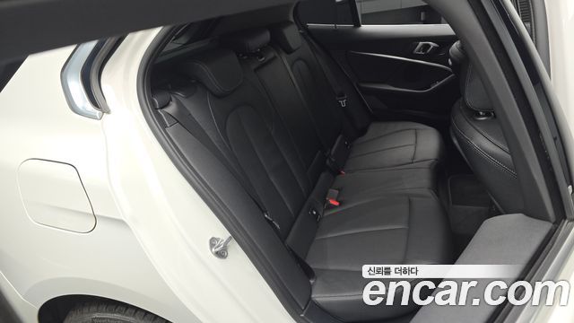 BMW 1-Series 2022 — photo 11