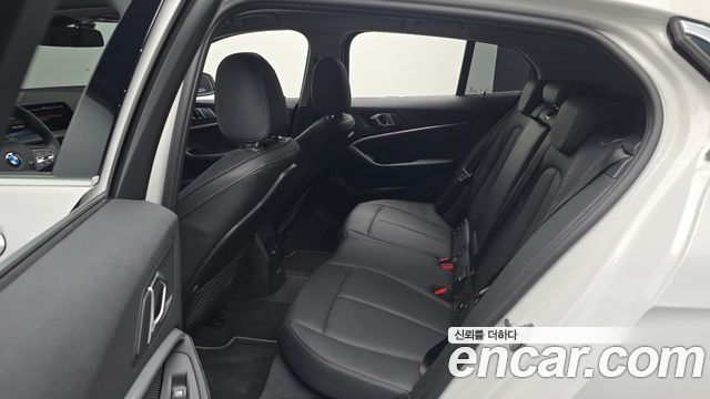 BMW 1-Series 2022 — photo 12