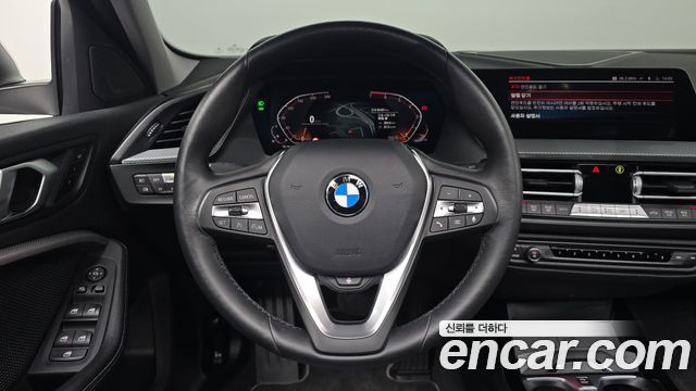 BMW 1-Series 2022 — photo 13