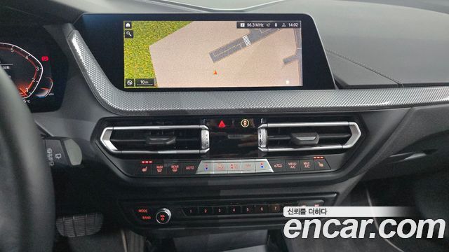 BMW 1-Series 2022 — photo 16