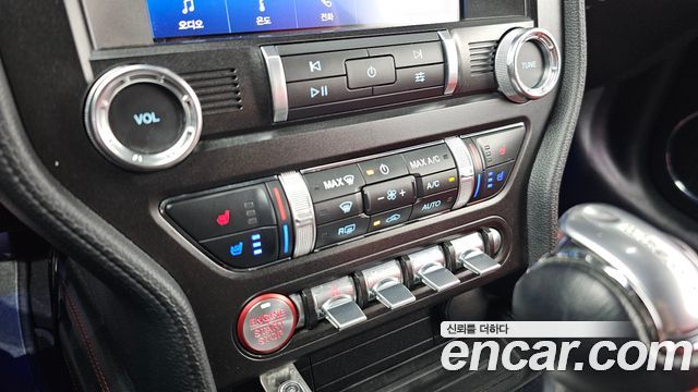 Ford Mustang 2021 — photo 22