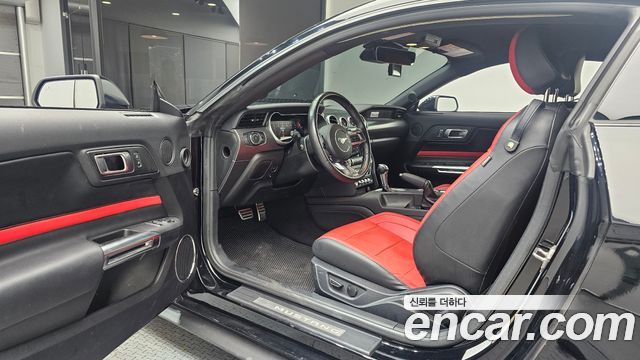 Ford Mustang 2022 — photo 10