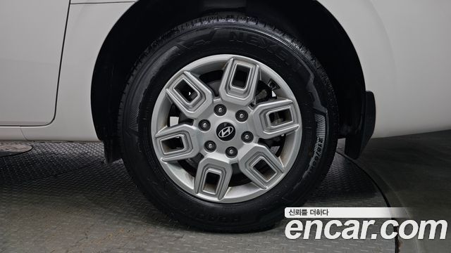 Hyundai Staria 2025 — photo 7
