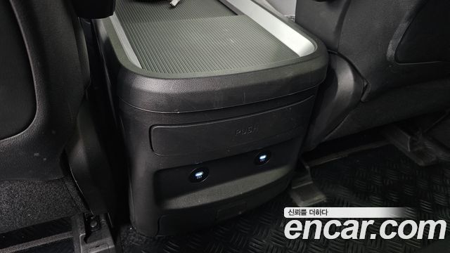 Hyundai Staria 2025 — photo 32