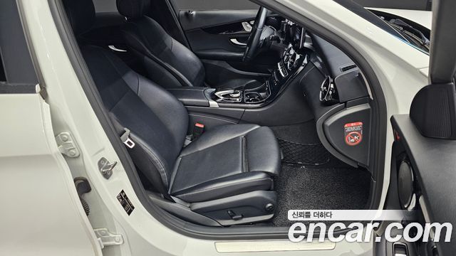 Mercedes-Benz C-Class 2018 — photo 11