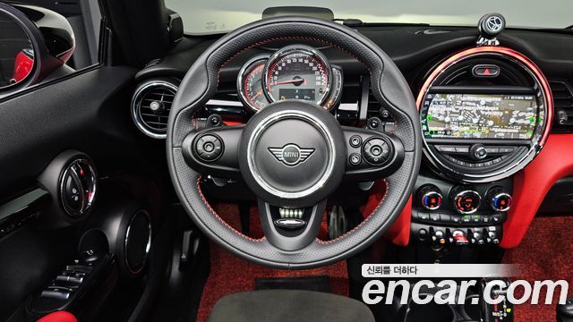 Mini Cooper Convertible 2020 — photo 13