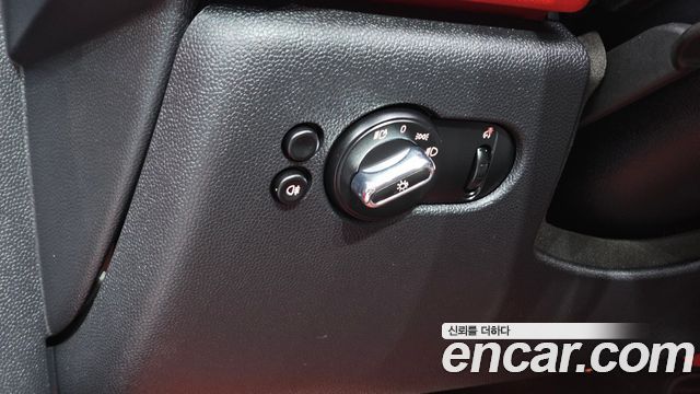 Mini Cooper Convertible 2020 — photo 14
