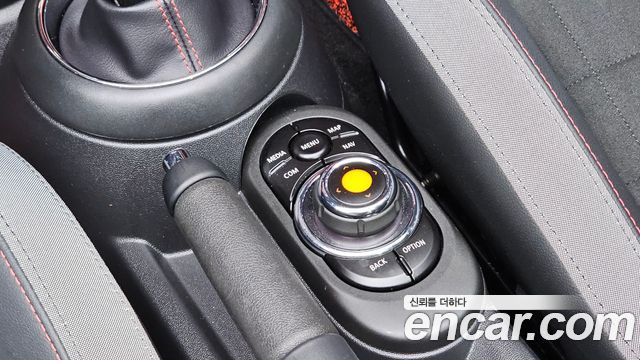 Mini Cooper Convertible 2020 — photo 17