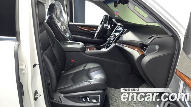 Cadillac Escalade 2018 — photo 16
