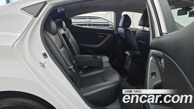 Hyundai AVANTE 2016 — photo 12