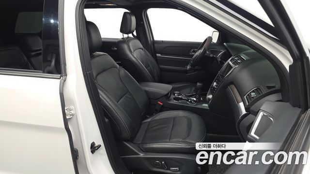 Ford Explorer 2018 — photo 16
