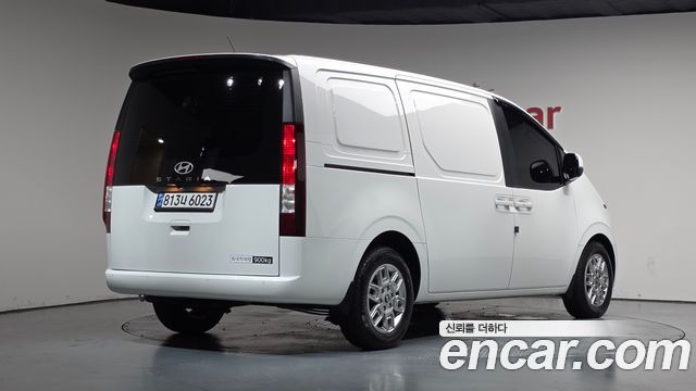 Hyundai Staria 2025 — photo 2