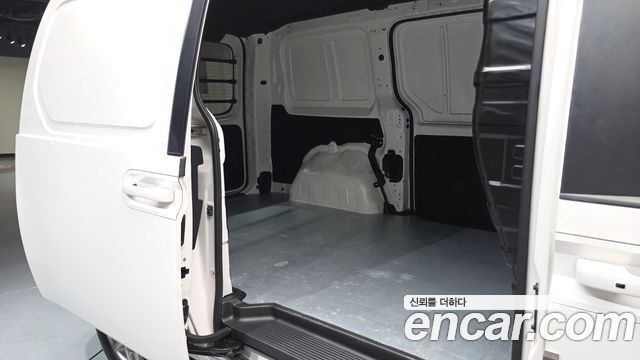Hyundai Staria 2025 — photo 17
