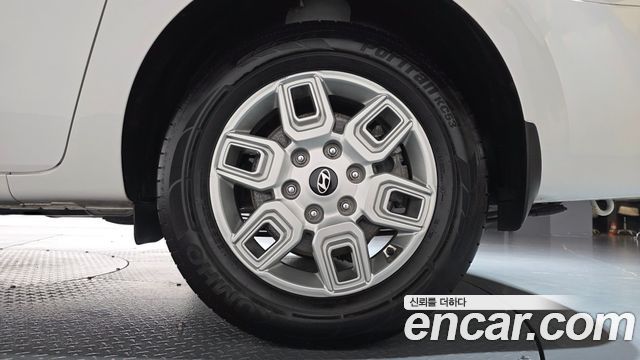 Hyundai Staria 2025 — photo 7