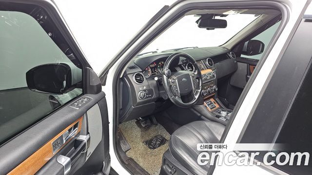Land Rover Discovery 2016 — photo 11