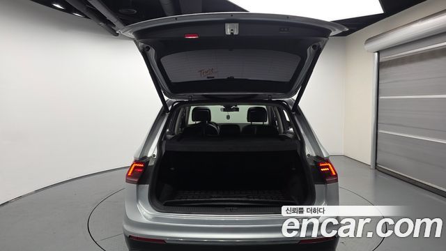 Volkswagen Tiguan 2018 — photo 20