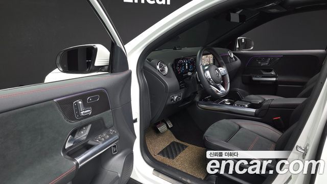 Mercedes-Benz GLA-Class 2023 — photo 10
