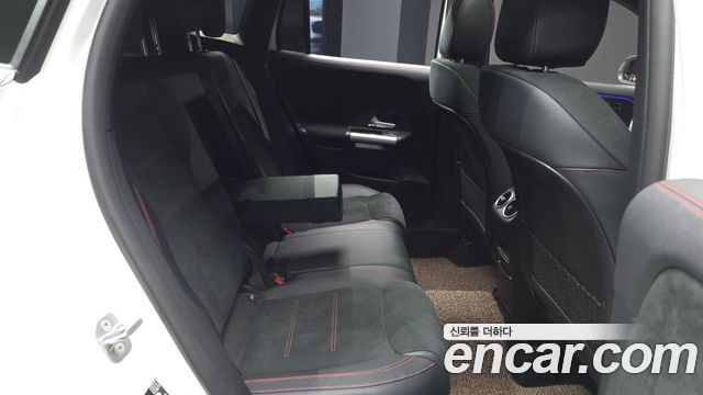 Mercedes-Benz GLA-Class 2023 — photo 12