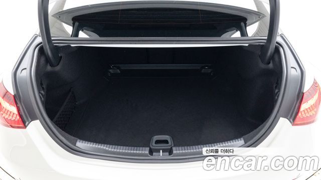 Mercedes-Benz C-Class 2026 — photo 10