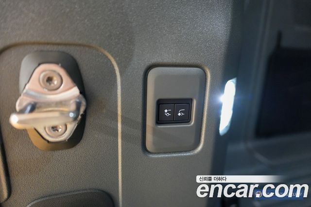 Land Rover Defender 2024 — photo 13