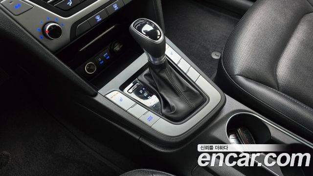 Hyundai AVANTE 2018 — photo 12