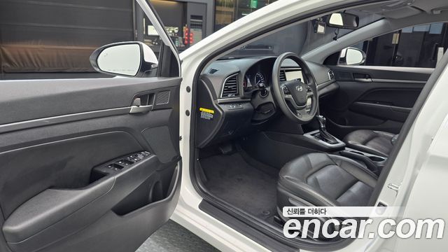 Hyundai AVANTE 2018 — photo 13