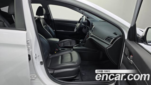 Hyundai AVANTE 2018 — photo 17