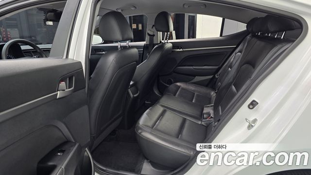 Hyundai AVANTE 2018 — photo 18