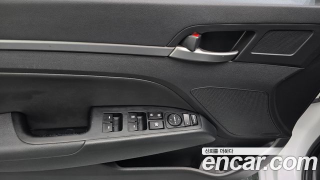 Hyundai AVANTE 2018 — photo 22
