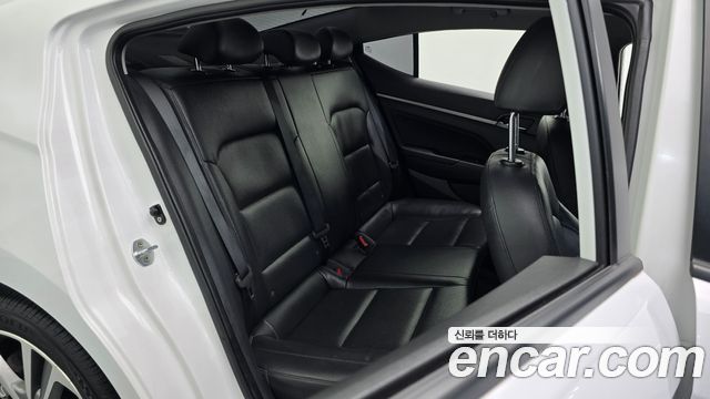 Hyundai AVANTE 2018 — photo 16