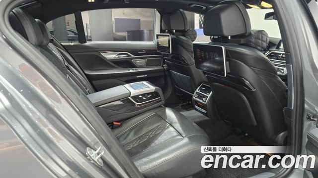 BMW 7-Series 2017 — photo 17