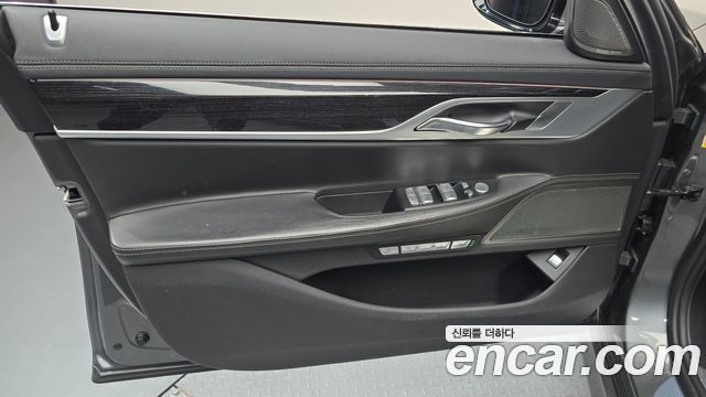 BMW 7-Series 2017 — photo 14