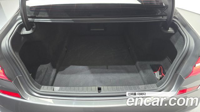 BMW 7-Series 2017 — photo 29