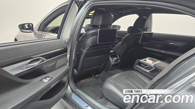 BMW 7-Series 2017 — photo 31