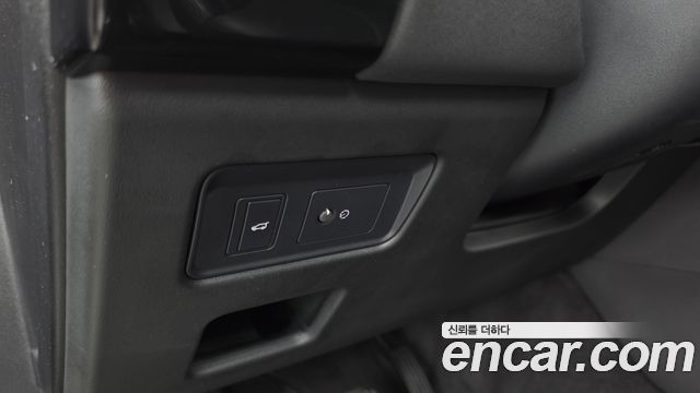 Land Rover Discovery 2020 — photo 28