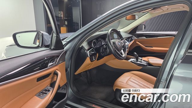 BMW 5-Series 2018 — photo 10