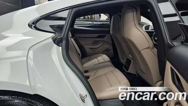 Porsche Taycan 2023 — photo 12
