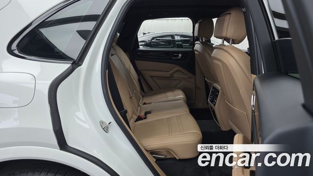 Porsche Cayenne 2021 — photo 17