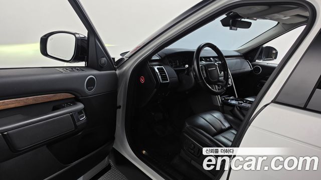 Land Rover Discovery 2018 — photo 13
