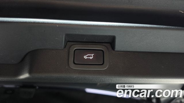 Land Rover Discovery 2018 — photo 24