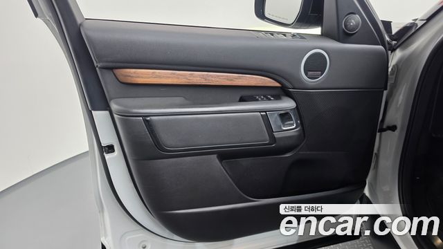 Land Rover Discovery 2018 — photo 14