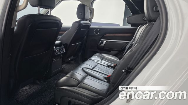 Land Rover Discovery 2018 — photo 28