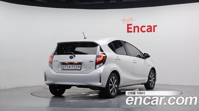 Toyota Prius 2019 — photo 2