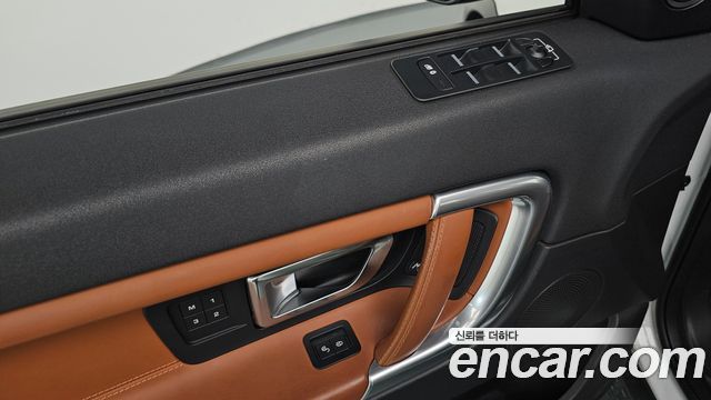 Land Rover Discovery Sport 2017 — photo 16