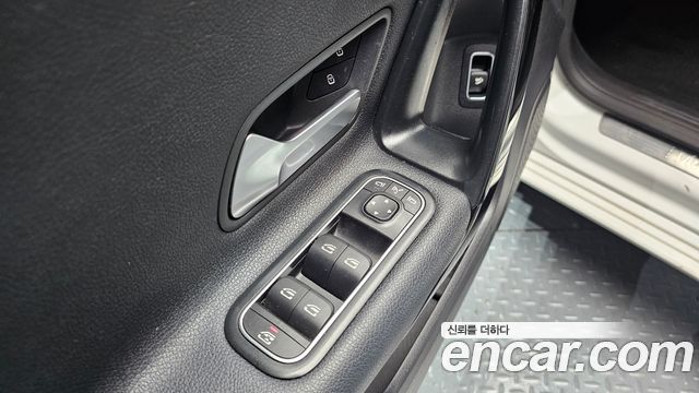 Mercedes-Benz A-Class 2020 — photo 24