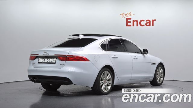Jaguar XF 2017 — photo 2