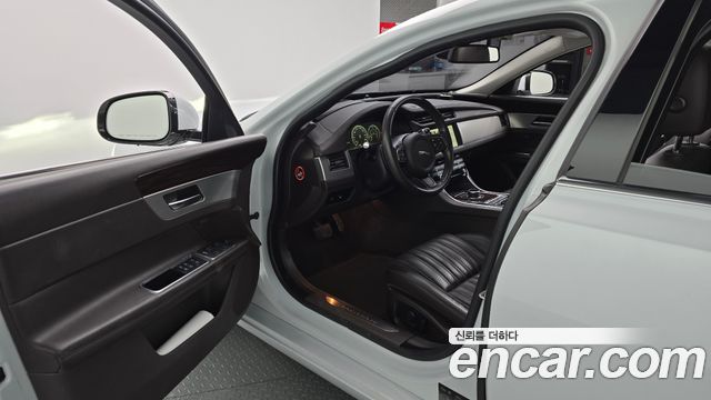 Jaguar XF 2017 — photo 10