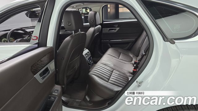 Jaguar XF 2017 — photo 11
