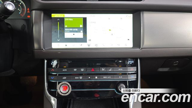 Jaguar XF 2017 — photo 12