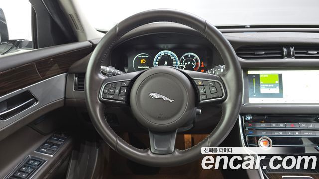 Jaguar XF 2017 — photo 13